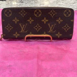 Authentic Louis Vuitton “Zippy” Wallet. Perfect Condition!